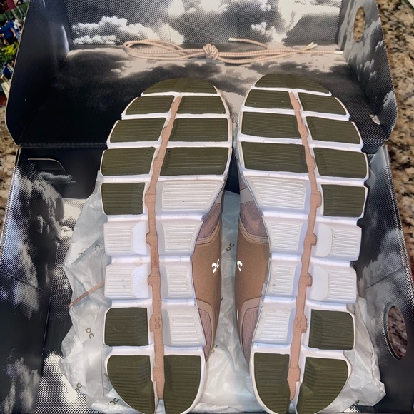 On cloud women’s size 7 - Picture 4 of 5